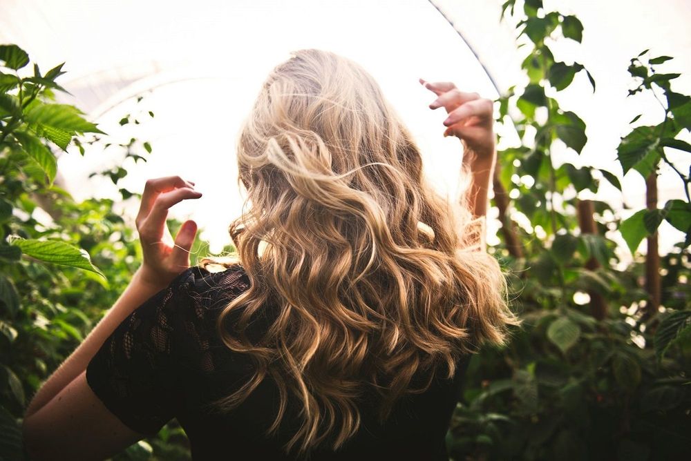 7 choses qui peuvent donner des cheveux blancs très jeune | So Busy Girls