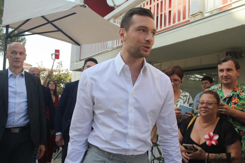 Jordan Bardella fête ses 30 ans : voici les plus jeunes figures de la politique française | So Busy Girls