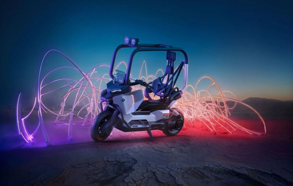 BMW crée la surprise en présentant un scooter électrique « sans casque » au design futuriste | So Busy Girls