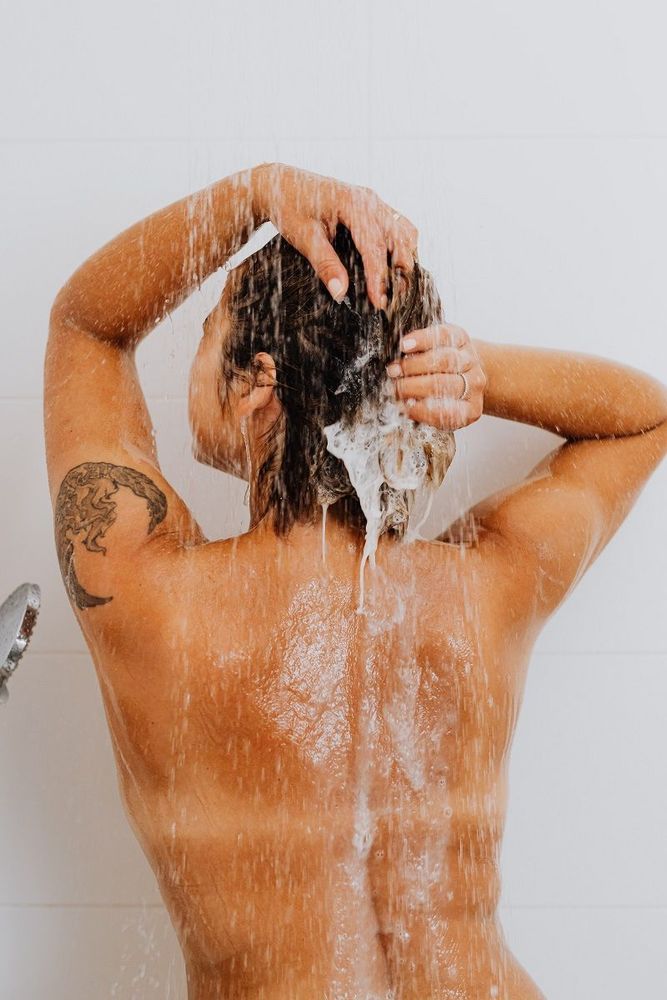 Cet ingrédient que vous avez déjà chez vous permet de faire un bon gommage pour des cheveux plus brillants | So Busy Girls