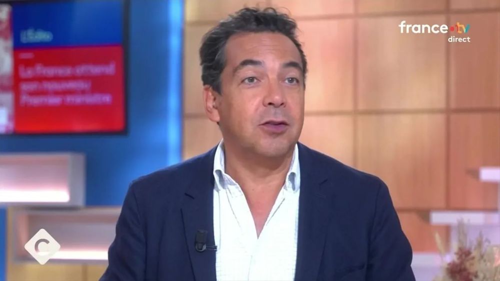 « L' image de la journée » : le geste de Carla Bruni qui a sidéré Patrick Cohen après le verdict de Nicolas Sarkozy | So Busy Girls
