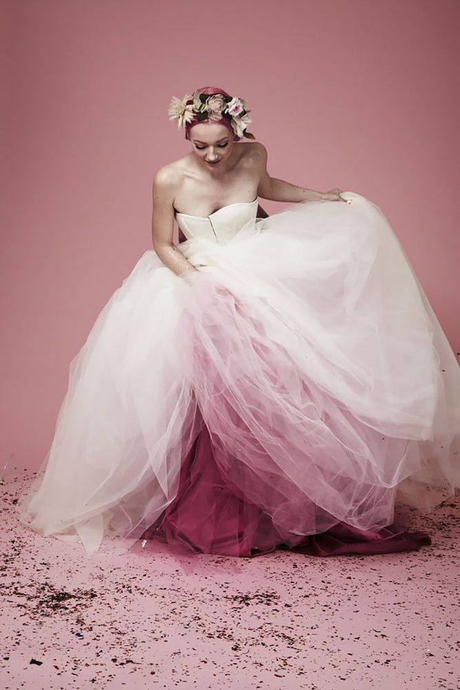 Ces robes de mariée tie and dye vont vous donner envie de vous marier en couleurs | So Busy Girls