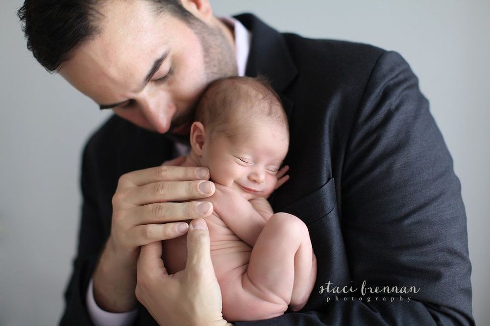 28 photos de papas qui tiennent leur bébé dans leurs bras | So Busy Girls