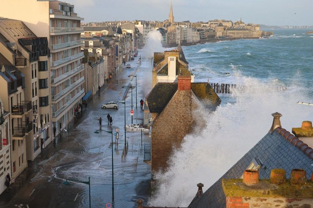 Alerte vagues-submersion ce jeudi 4 décembre : pourquoi cette vigilance dépasse le simple risque côtier | So Busy Girls