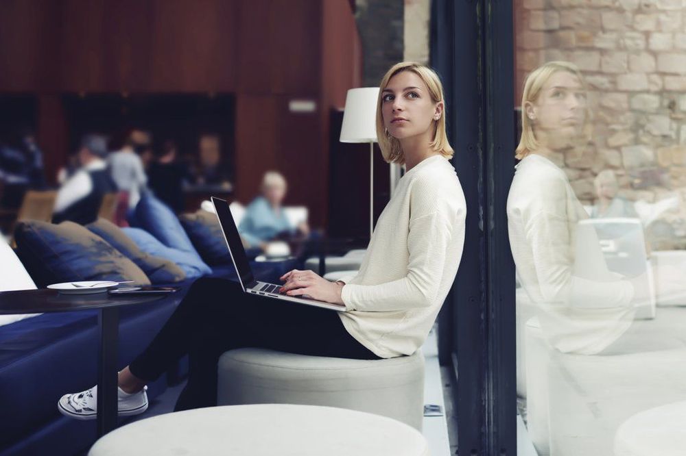 Ce que votre façon de vous asseoir révèle sur votre personnalité | So Busy Girls