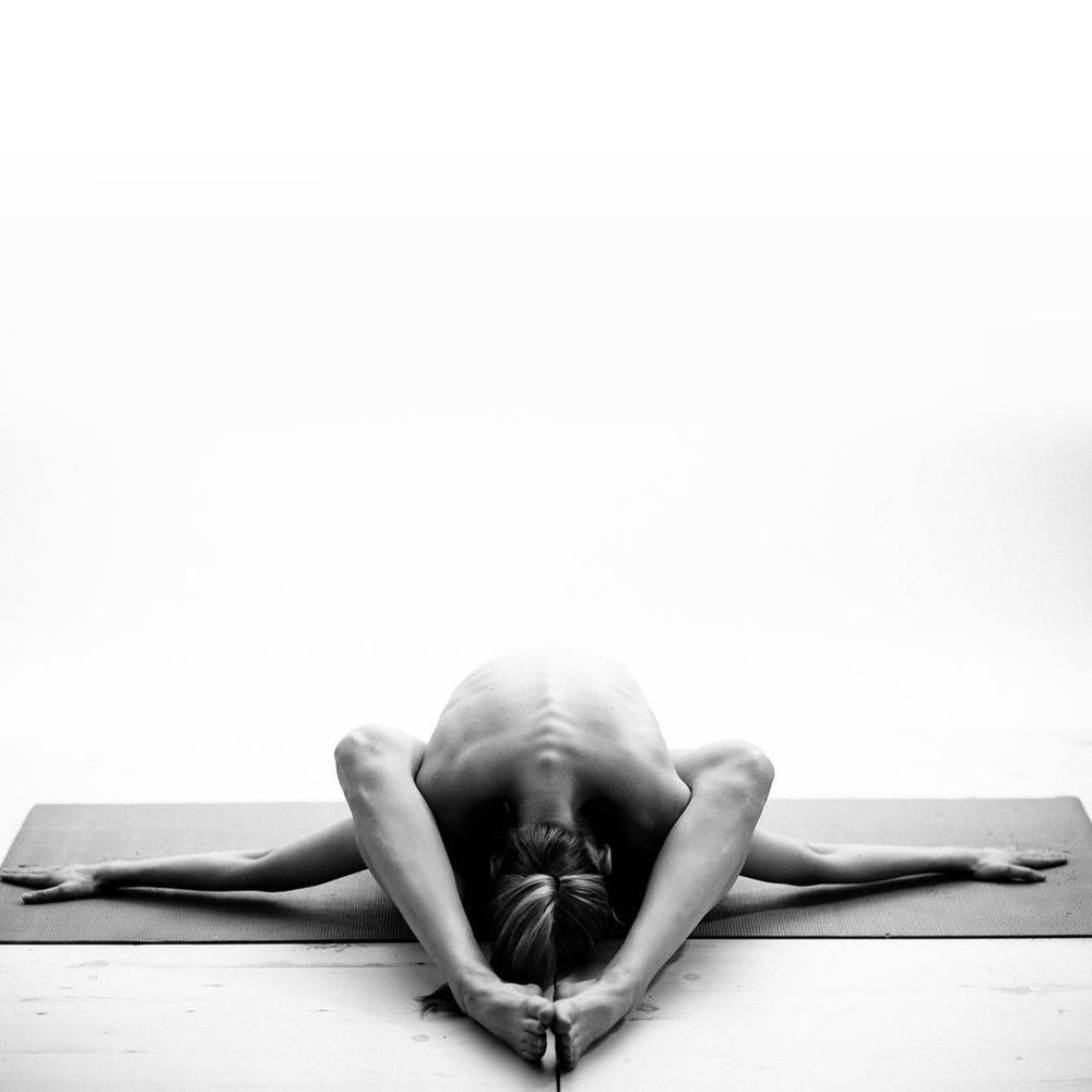 Cette jeune femme poste sur Instagram des postures de yoga qu'elle réalise nue | So Busy Girls