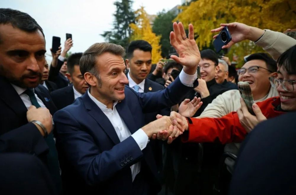 Emmanuel Macron en Chine : son sprint improvisé pour échapper à la sécurité fait le buzz | So Busy Girls