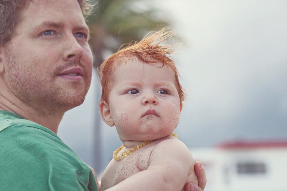 28 photos de papas qui tiennent leur bébé dans leurs bras | So Busy Girls