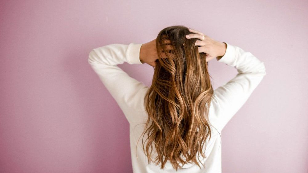 3 huiles essentielles efficaces pour lutter contre les pellicules | So Busy Girls
