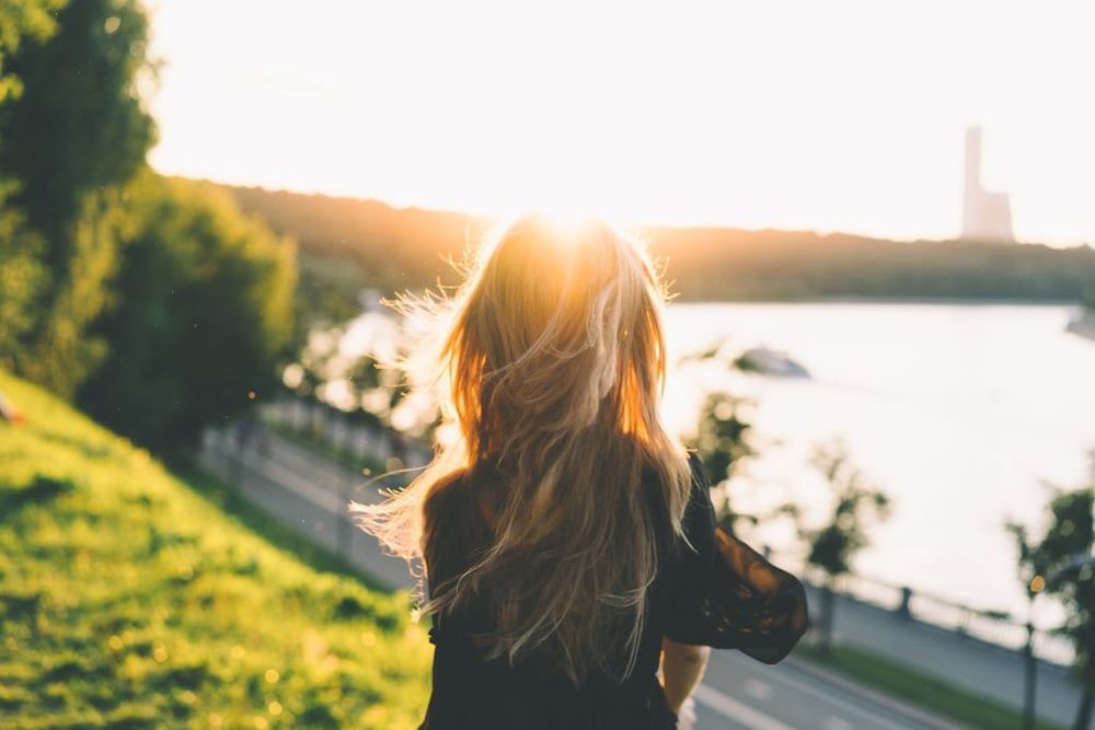 5 raisons qui expliquent pourquoi le soleil vous fait autant de bien | So Busy Girls