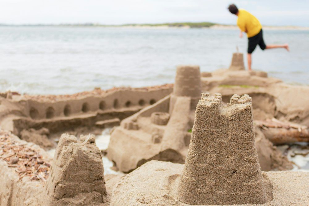 4 signes à ne pas ignorer qui prouvent que vous vivez une relation « château de sable » | So Busy Girls