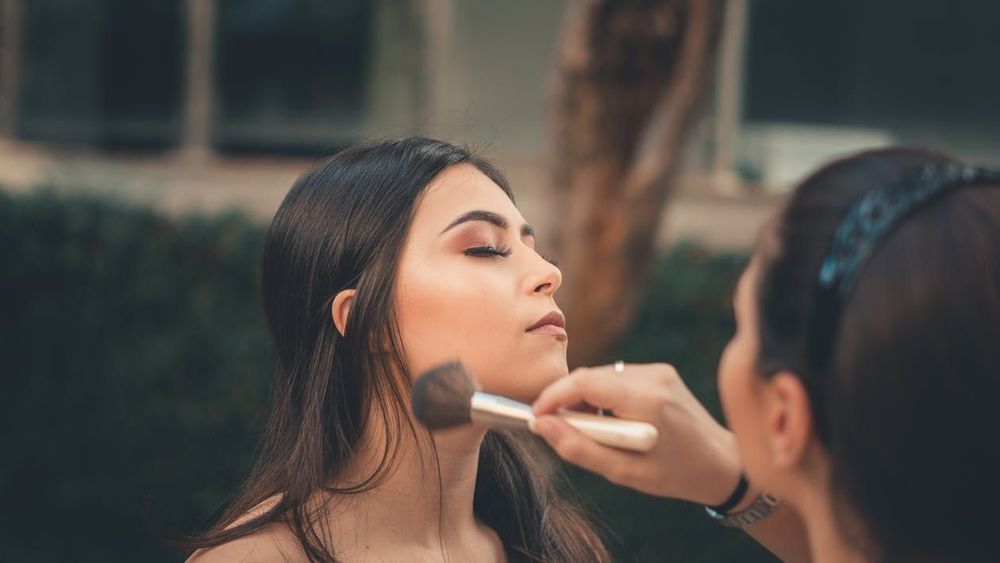 Comment le maquillage peut contribuer à la confiance en soi | So Busy Girls