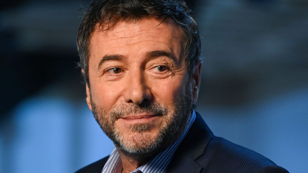 Son tacle lui reste en travers de la gorge : Bernard Montiel met les choses au clair après la pique de Sophie Davant | So Busy Girls
