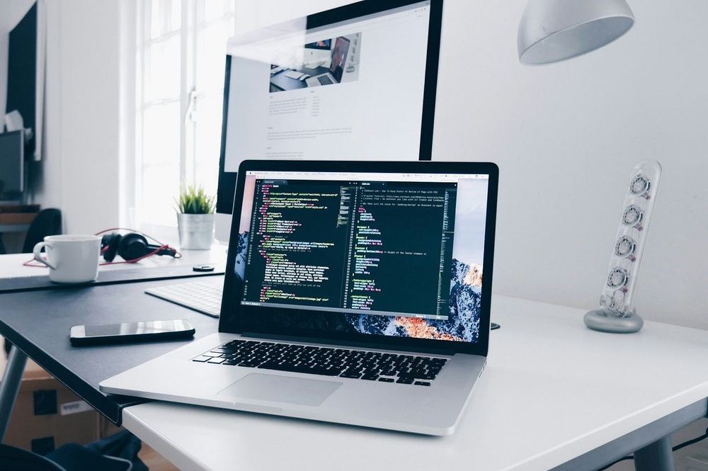 Cette start-up à 1,5 milliard de dollars qui cachait 700 développeurs derrière une fausse IA | So Busy Girls