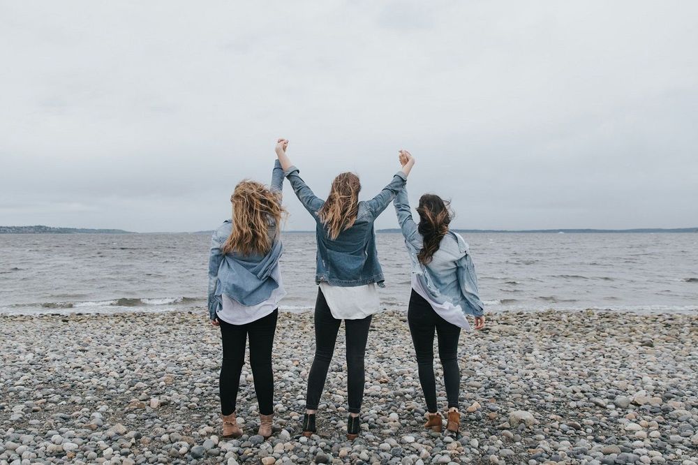 6 phrases que les personnes fortes se répètent quand tout va mal | So Busy Girls