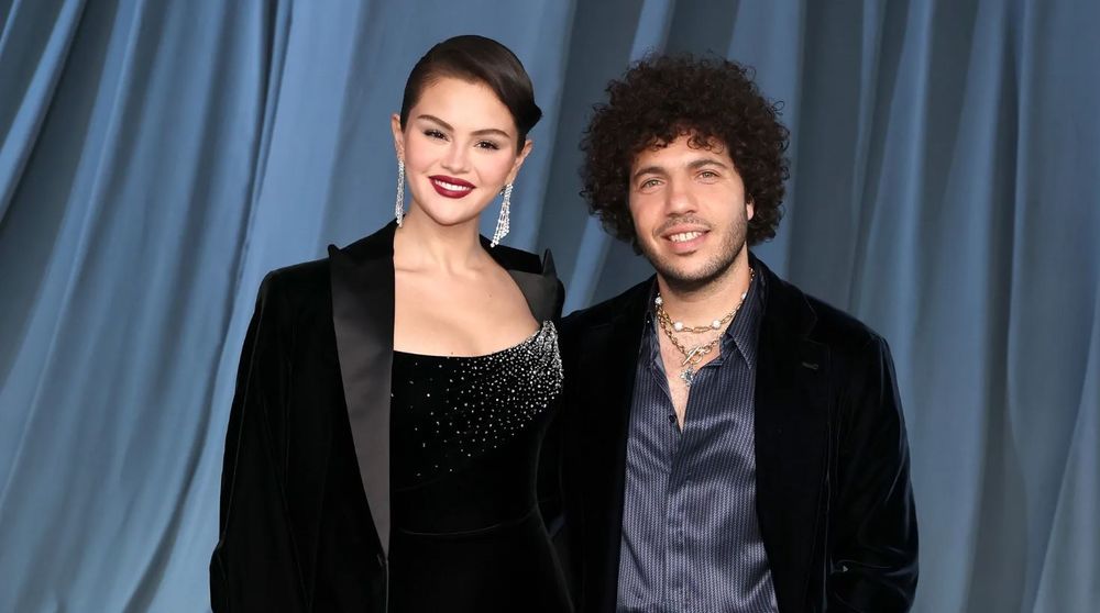 Face aux critiques visant Benny Blanco, Selena Gomez répond avec une déclaration qui fait fondre les fans | So Busy Girls