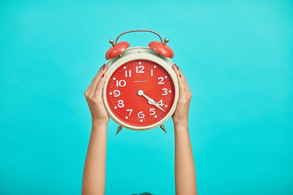 “Voici ce qui change tout dès le premier jour” : les gestes simples qui peuvent vraiment réduire la fatigue du changement d’heure | So Busy Girls