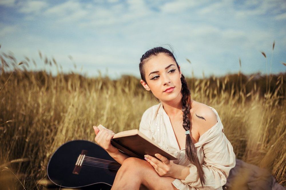 Une petite plume sur l'épaule | So Busy Girls