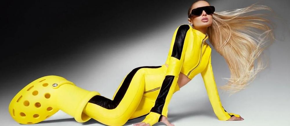 Les Crocs XXL adoptées par Victoria Beckham et Paris Hilton, ou quand l'absurde rencontre la mode avant-gardiste | So Busy Girls