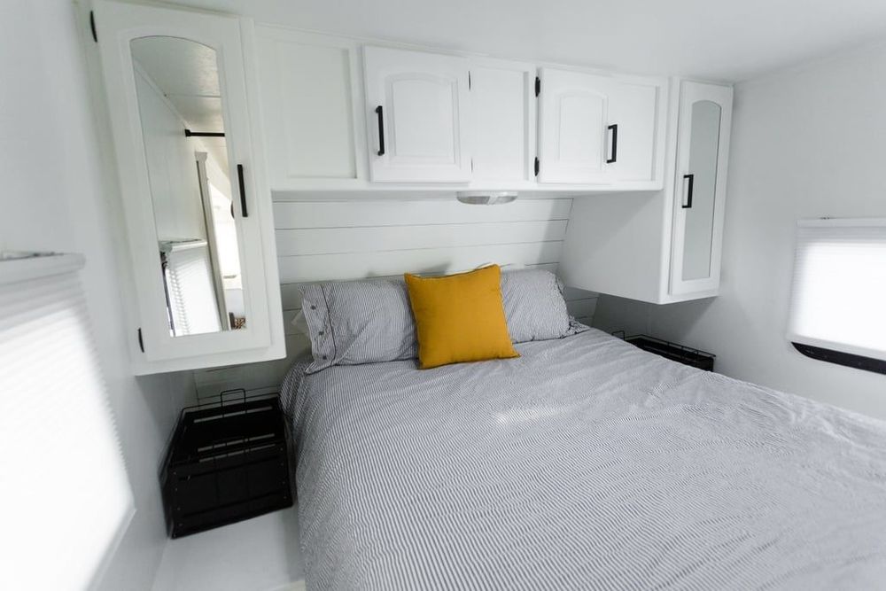 Ce couple a transformé une vieille caravane en maison de vacances de rêve sur roues | So Busy Girls