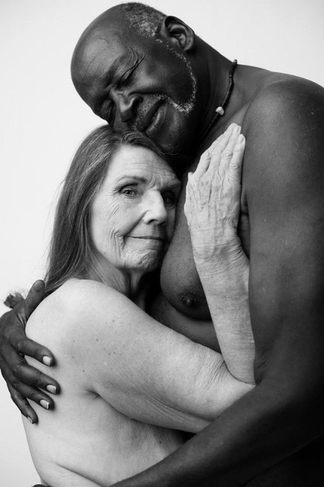 Pourquoi le portrait nu de ce couple de septuagénaires est devenu viral | So Busy Girls
