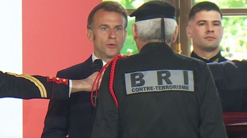 « Beaucoup de policiers ont avancé dans le Bataclan en pensant qu’ils n’en reviendraient pas » : l’hommage bouleversant d’Emmanuel Macron aux héros du 13-Novembre | So Busy Girls