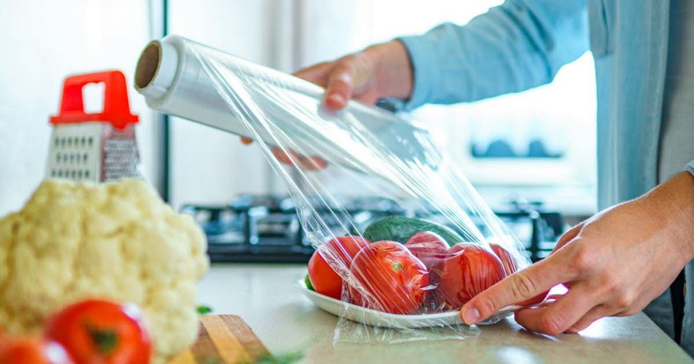 Ce produit banal de la cuisine cacherait un danger insoupçonné pour notre santé : l’avertissement choc d’un microbiologiste | So Busy Girls