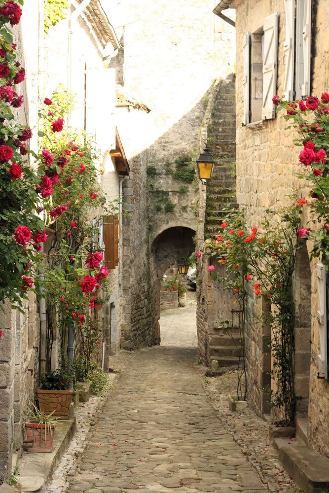 Le village de Penne, dans le Tarn, en France | So Busy Girls