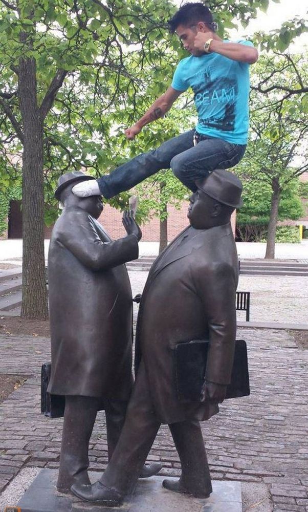 25 personnes qui savent faire des photos amusantes quand elles voient une statue | So Busy Girls