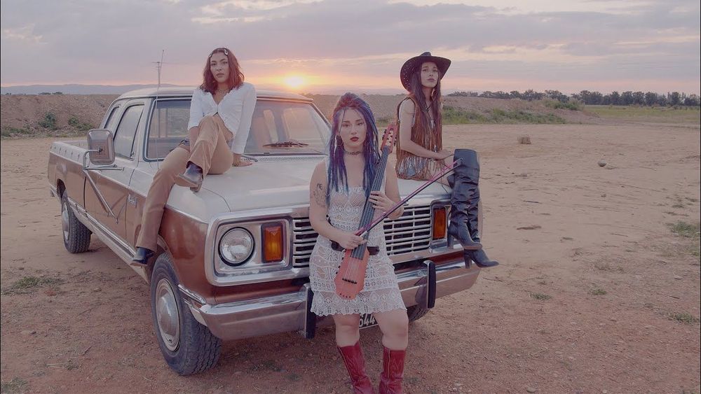 Le mashup « Summer 2021 » des L.E.J reprend tous les morceaux qui ont marqué l'année | So Busy Girls