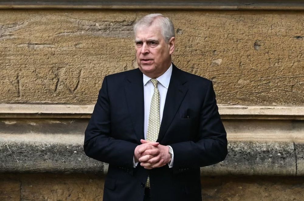 Perte des titres du prince Andrew : ce que cela change pour son ex-épouse Sarah Ferguson et leurs filles Béatrice et Eugénie ? | So Busy Girls