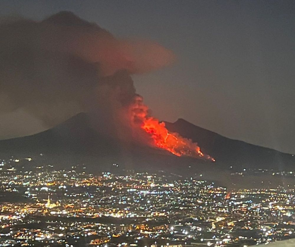 Incendie au Vésuve : les touristes interdits d’accès face à des flammes hors de contrôle | So Busy Girls
