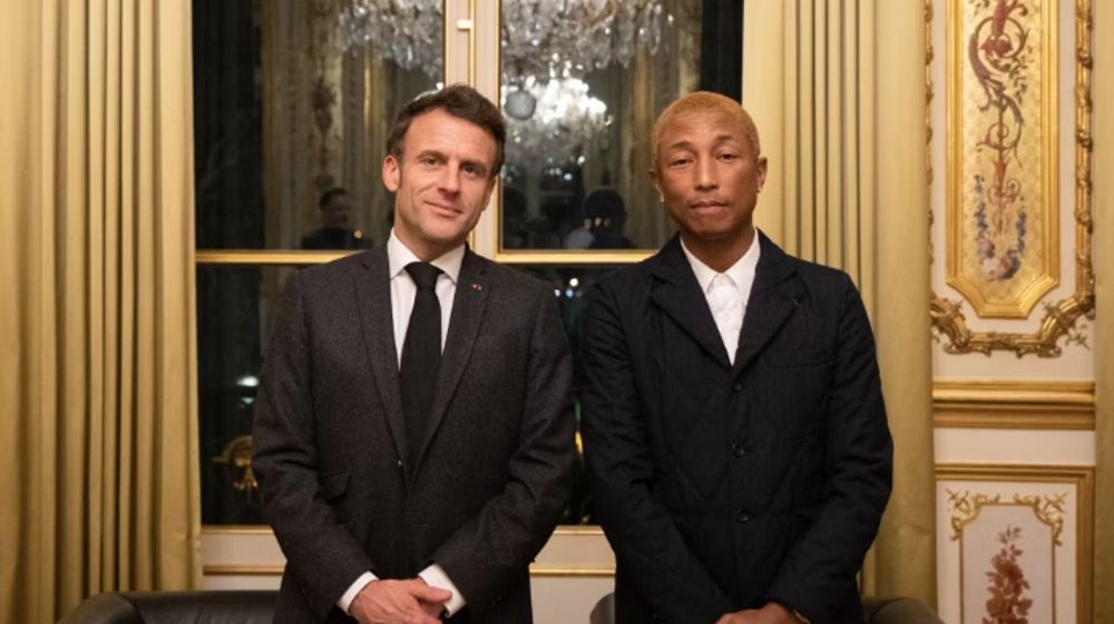 Derrière la décoration de Pharrell Williams, le message très clair d’Emmanuel Macron au monde de la culture | So Busy Girls
