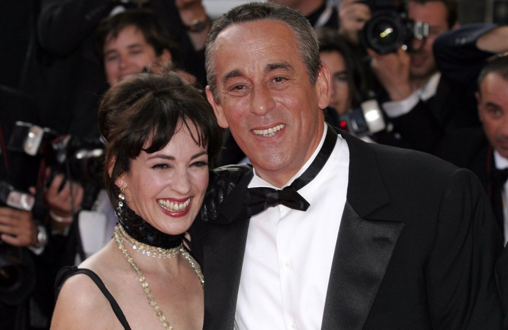 “Je ne voulais pas les avoir dans les pattes” : ce que Béatrice Ardisson a vraiment enduré pendant son mariage avec Thierry Ardisson | So Busy Girls
