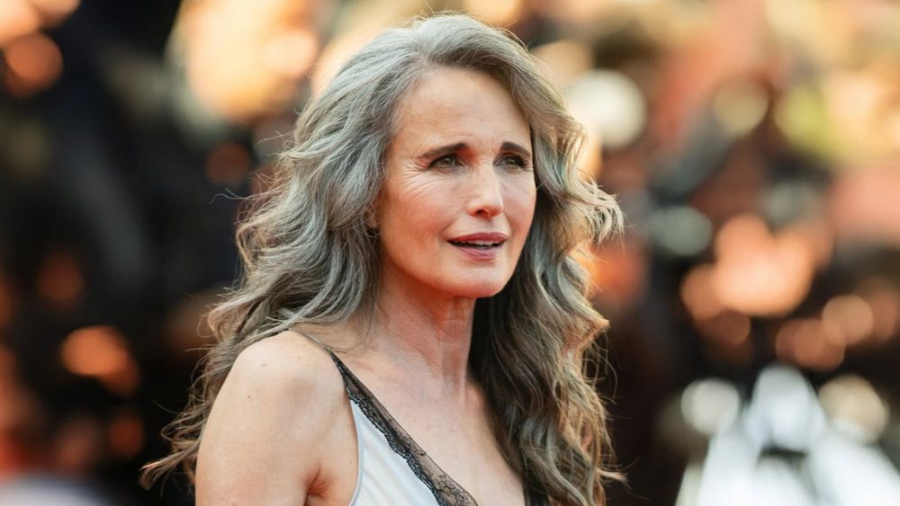 Andie MacDowell : pourquoi ses cheveux gris ont changé le regard porté sur l’âge | So Busy Girls