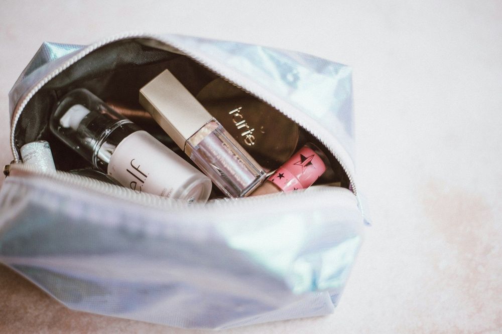 Trousse de toilette : ce qu’il faut vraiment emporter pour partir plus légère | So Busy Girls