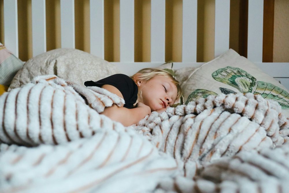 “Mon enfant ne tient plus debout” : pourquoi le changement d’heure bouleverse autant les plus jeunes | So Busy Girls