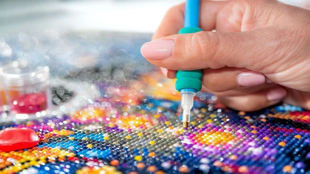 Couture : que comprendre du fonctionnement de la broderie diamant ? | So Busy Girls