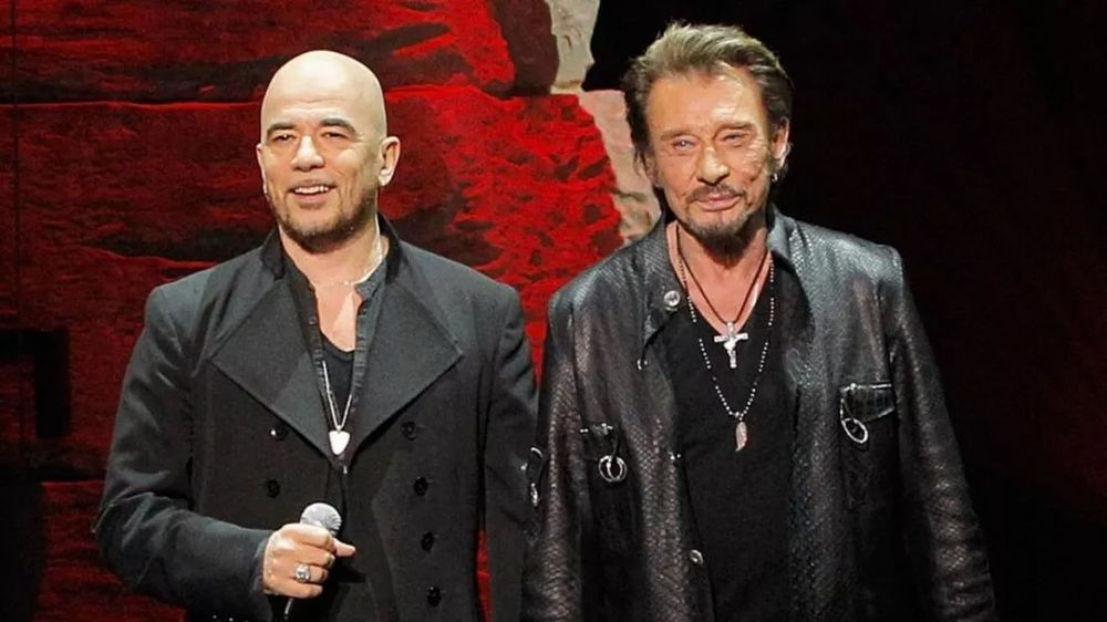 « C’était moi l’adulte » : Pascal Obispo se confie sur son amitié inédite avec Johnny Hallyday | So Busy Girls