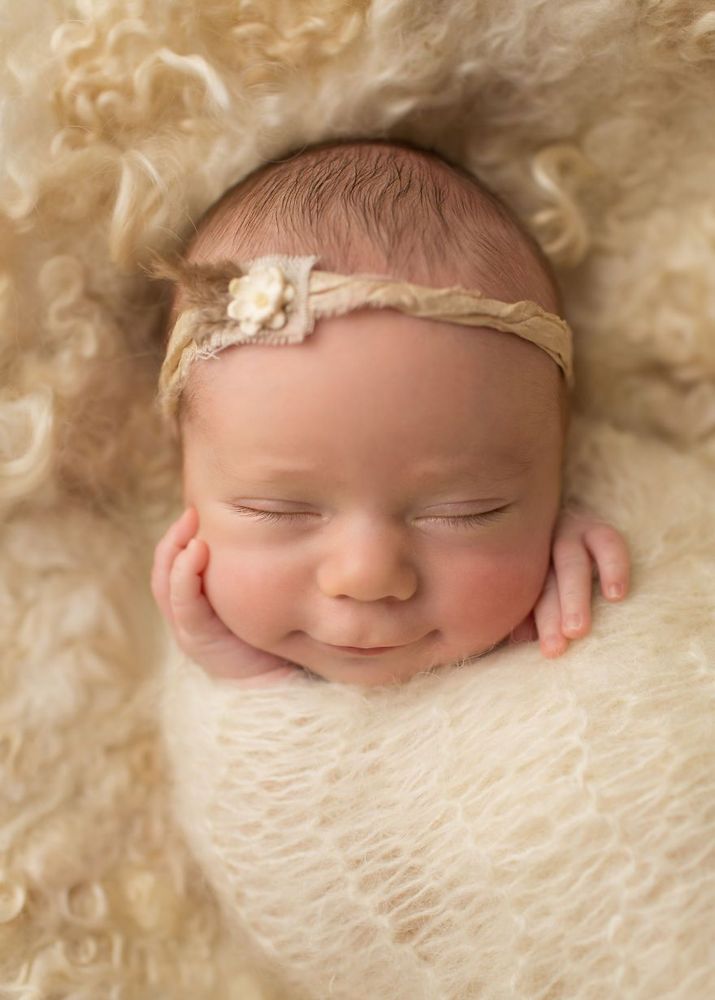 18 bébés qui sourient dans leur sommeil : vous ne pourrez pas vous empêcher de fondre ! | So Busy Girls