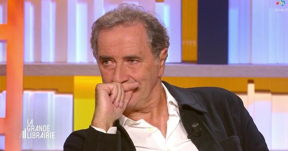 "Je pense à toi tout le temps" : François Morel, les larmes aux yeux, bouleverse les téléspectateurs avec un message déchirant à son épouse décédée | So Busy Girls