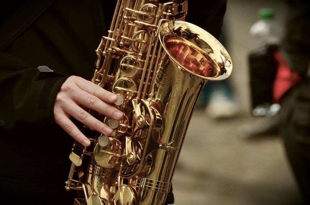 Saxophone : zoom sur l'instrument qui a le vent en poupe | So Busy Girls