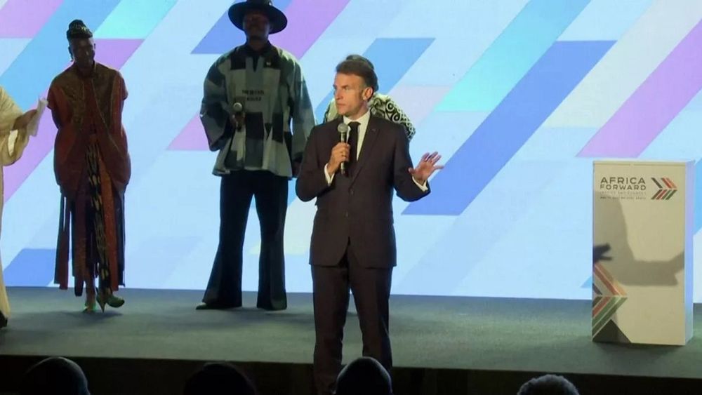 Au Kenya, Emmanuel Macron voulait parler d’avenir avec l’Afrique : pourquoi cette vidéo de quelques secondes a tout changé | So Busy Girls