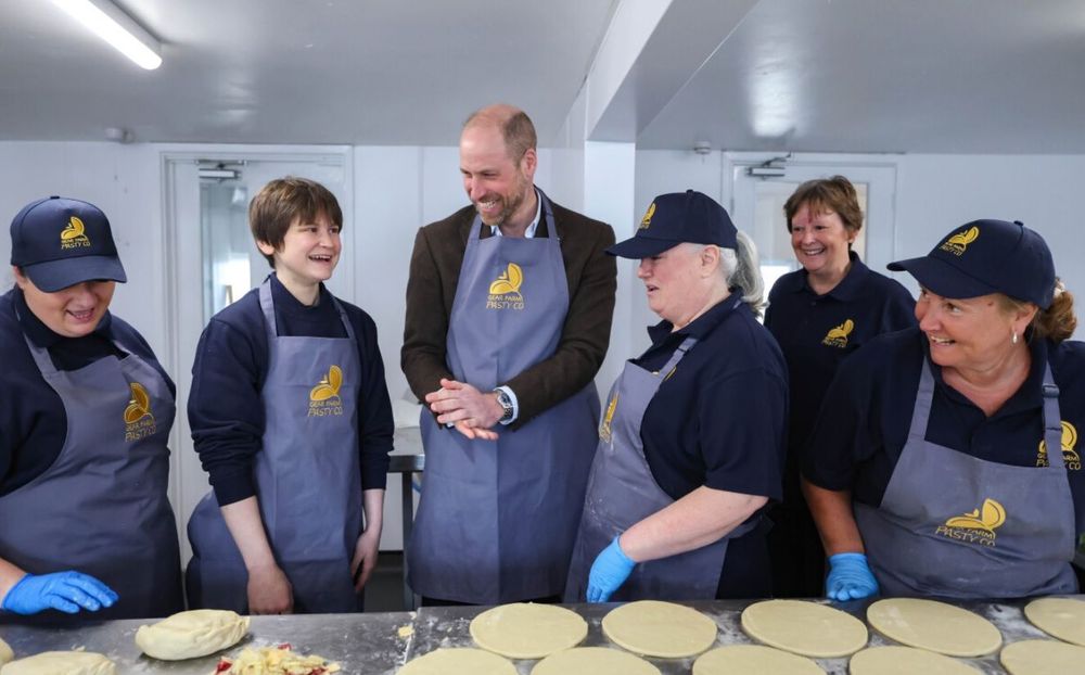 Prince William maladroit en cuisine : sa blague sur son pastie fait éclater de rire toute la pièce | So Busy Girls