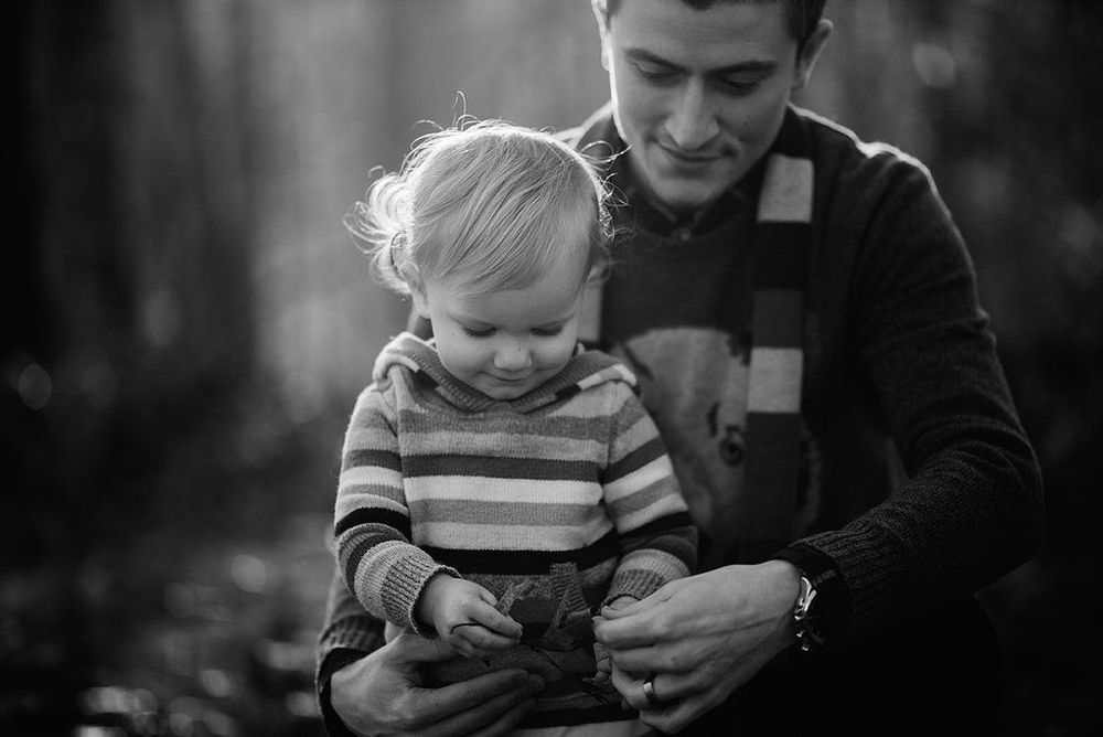 28 photos de papas qui tiennent leur bébé dans leurs bras | So Busy Girls
