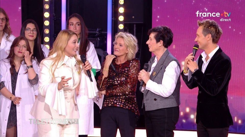 "J'en tremble !" : après une semaine très compliquée, Santa fait un don à 6 chiffres pour le Telethon, Cyril Féraud reste bouche bée | So Busy Girls