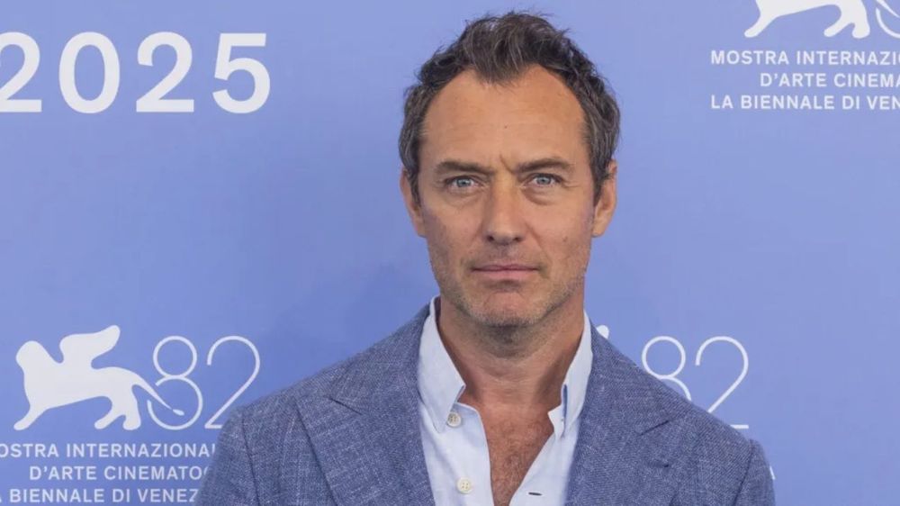 Jude Law se glisse dans la peau de Vladimir Poutine et surprend à la Mostra de Venise | So Busy Girls