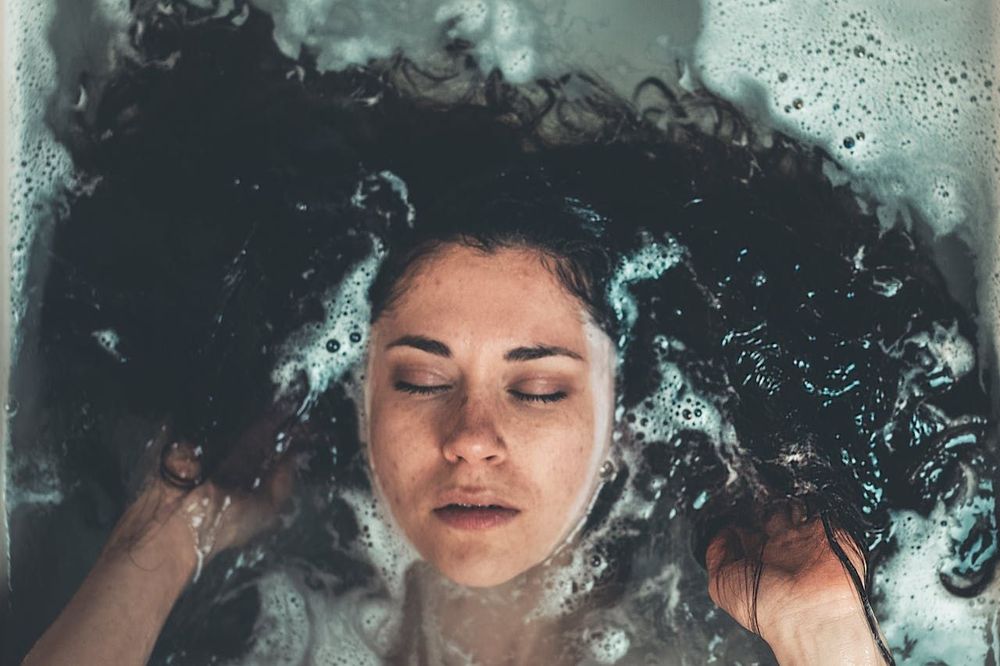 Ce que vous devez savoir si vous dormez parfois les cheveux mouillés | So Busy Girls