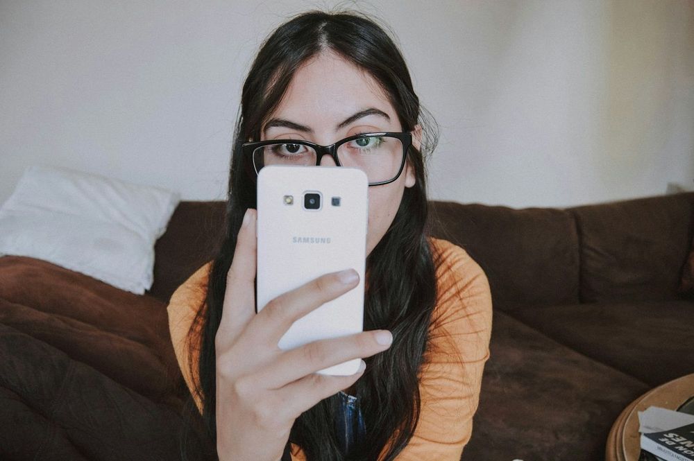 9 signes que vous devriez vraiment diminuer votre temps d’écran | So Busy Girls
