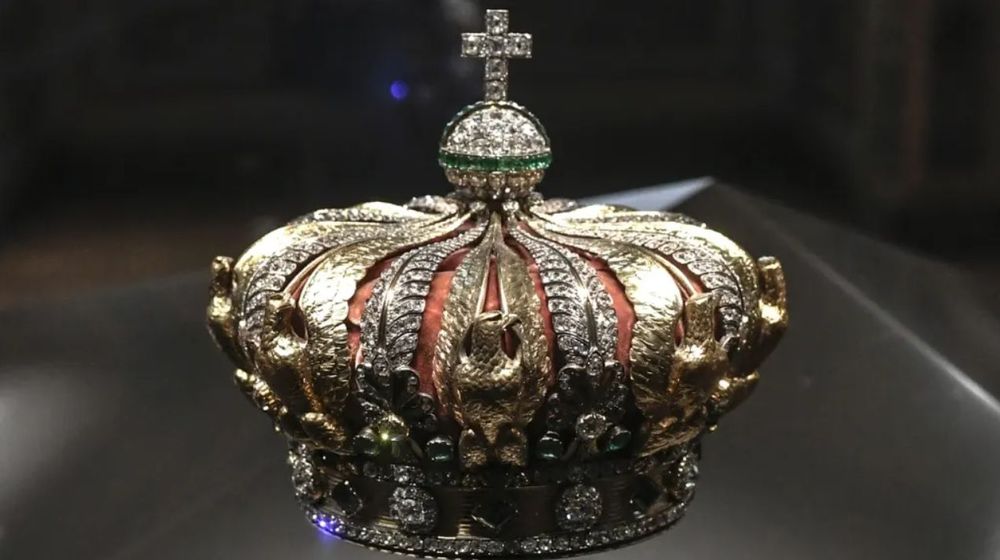 « 1 354 diamants et 56 émeraudes » : tout ce qu'on sait sur la couronne de l’impératrice Eugénie, retrouvée endommagée après le vol au musée du Louvre | So Busy Girls